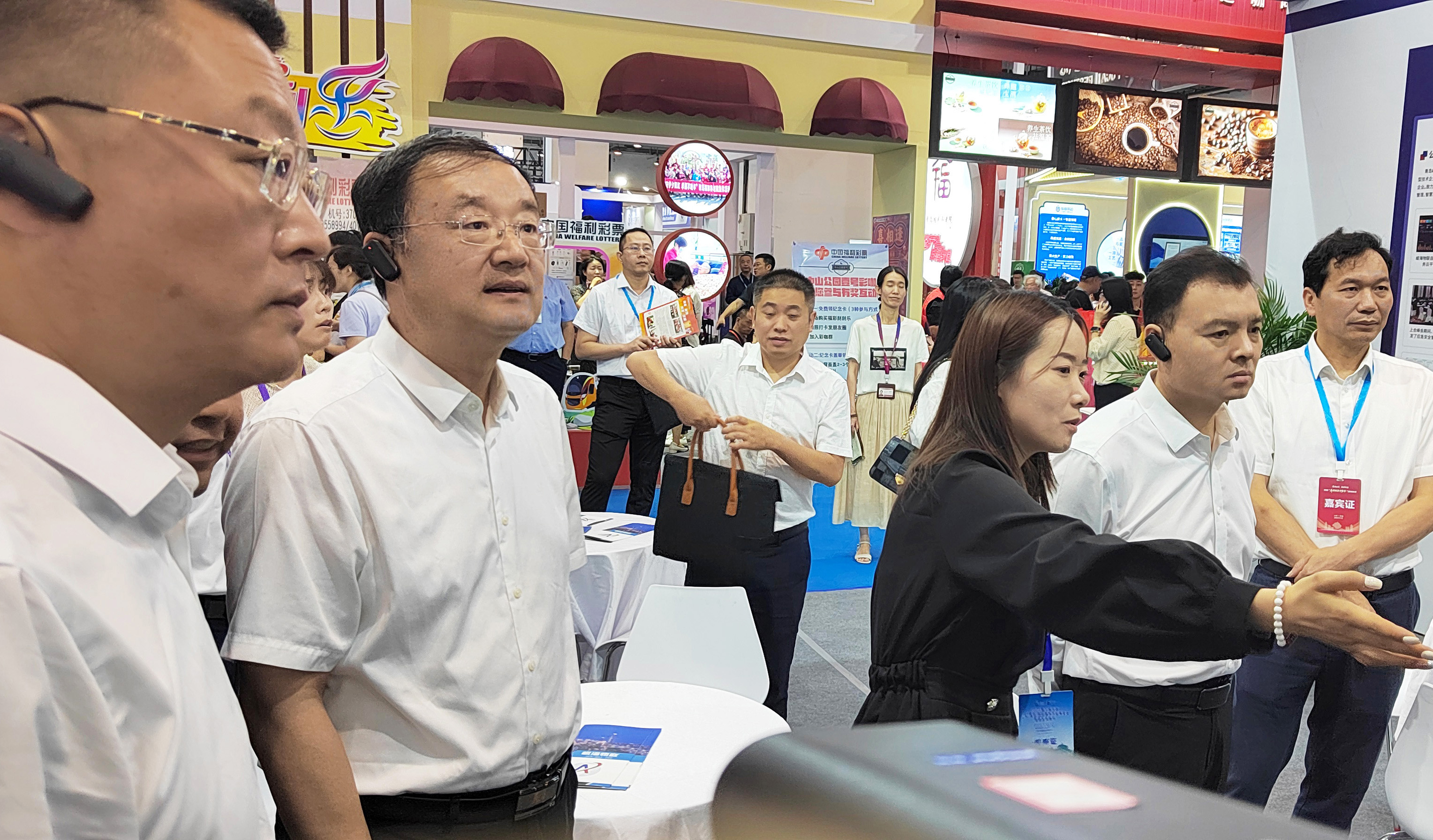 民政部副部長(zhǎng)劉振國巡視青島康養(yǎng)博覽會(huì)峻海展位(圖)